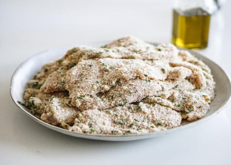 Immergiamo le nostre fettine di carne prima nell’uovo, ricoprendole, poi rotoliamole nel pangrattato schiacciando con le mani per far aderire la panatura. Sistemiamole in una teglia da forno foderata;