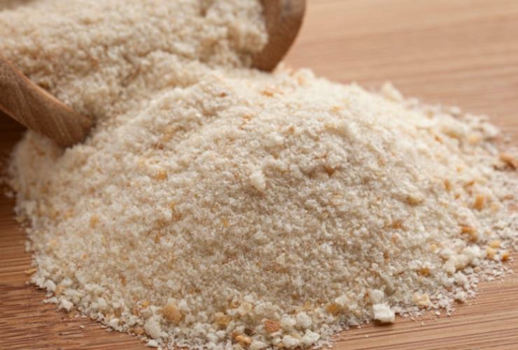 In una seconda ciotola riversiamo il pangrattato e insaporiamo con un pizzico di sale e anche di pepe se di nostro gusto;