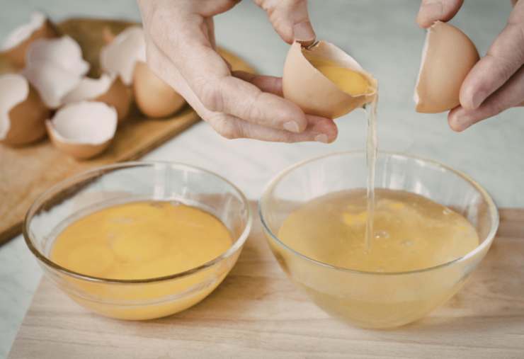 Iniziamo dividendo tuorli e albumi in due ciotole diverse e andiamo ad unire ai rossi lo zucchero. Lavoriamo con un frullino fino a rendere il composto cremoso;