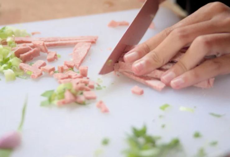 Sminuzziamo il prosciutto cotto senza troppa precisione e tagliamo il formaggio dolce a cubetti piuttosto piccoli, accorpiamo alle uova e mescoliamo bene per distribuire nella crema. Scaldiamo intanto un giro d’olio d’oliva in una padella antiaderente;