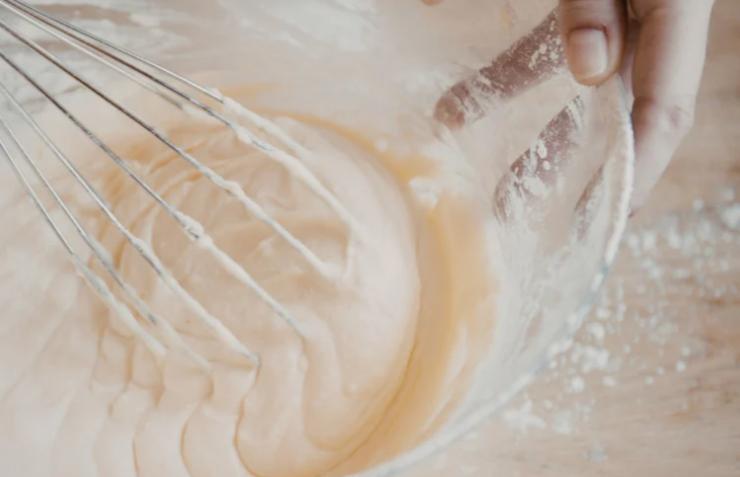 Versiamo poco alla volta la birra fredda e iniziamo a mescolare per ottenere un composto denso e senza grumi. Insaporiamo con un pizzico di sale e gli aromi che vogliamo;