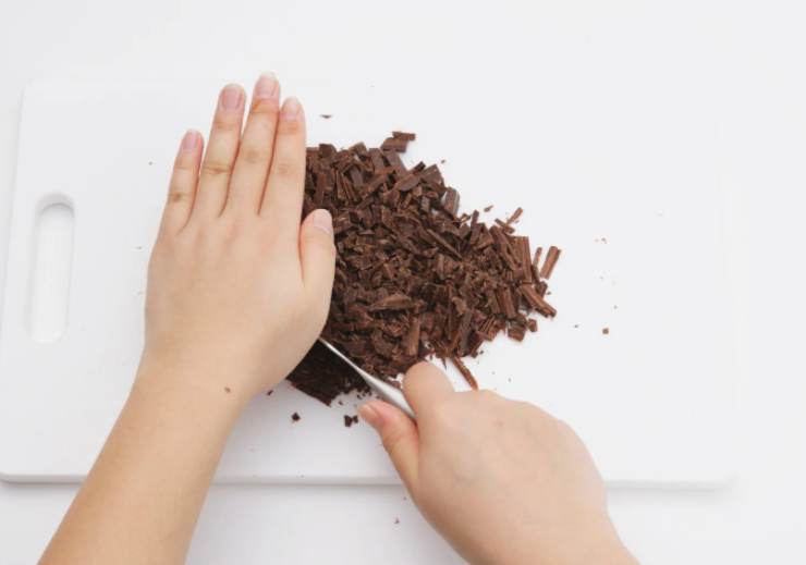 Per cominciare dovremo tritare il cioccolato fondente: non importa essere precisi, purché i pezzetti non siano troppo grandi;
