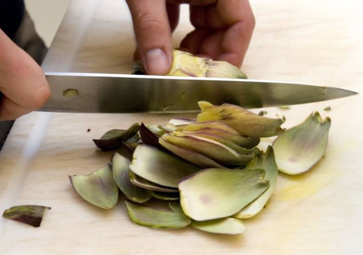 Tagliamo i carciofi a fettine di sottili e man mano immergiamo nell’acqua con limone. In una ciotola a parte riversiamo l’olio d’oliva e uniamo il succo di limone, poi condiamo con il sale e il pepe e gli aromi che vogliamo;