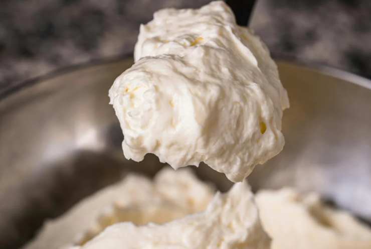 Mentre le melanzane si raffreddano, prepariamo il ripieno: in una ciotola versiamo la ricotta e la lavoriamo con una forchetta insieme a un pizzico di sale e una macinata di pepe nero. Possiamo aggiungere anche gli aromi che preferiamo. Andiamo poi a lavare e tagliare a metà i pomodorini;