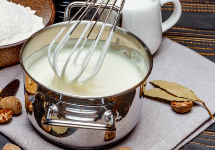 Quando il composto arriverà a bollore spegniamo la fiamma e lasciamo raffreddare, poi uniamo l’alcol e mescoliamo ancora, in modo da amalgamare tutti gli ingredienti;