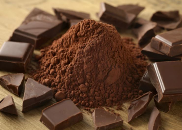 Trasferiamo la polpa in un frullatore o laviamo con un mixer da cucina, riducendo in crema. Setacciamo quindi il cacao amaro nella crema ottenuta continuando a lavorare fino ad amalgamare per bene i due ingredienti;