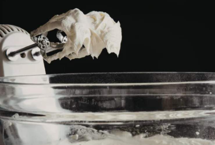 Una volta ottenuto un composto liscio e lucido, lasciamo intiepidire e intanto riversiamo la panna liquida fredda di frigo in una ciotola;