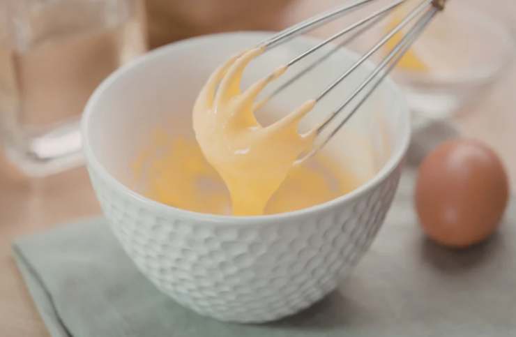 Accorpiamo ora anche le uova, una alla volta, e poi lo zucchero, continuando a frullare. Procediamo setacciando la farina e il lievito per dolci, poi l’olio di semi e mescoliamo fino a quando non avremo ottenuto una crema liscia e omogenea;