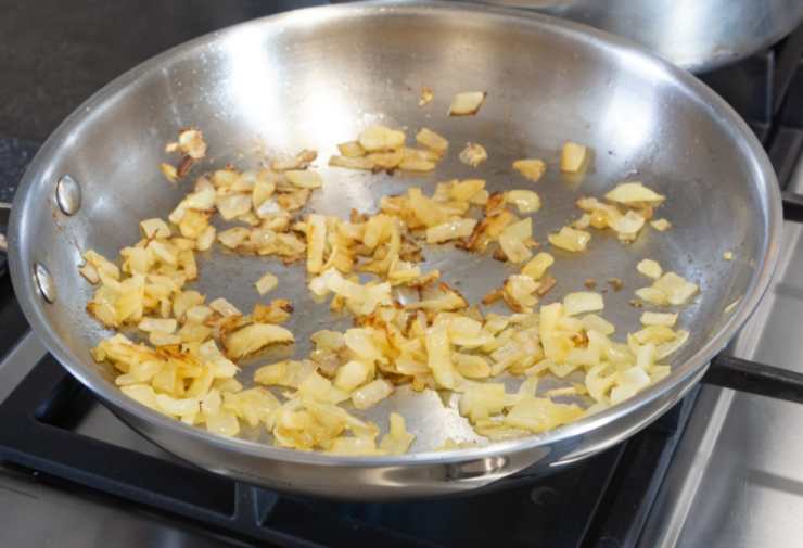 Portiamo sul fuoco una pentola con abbondante acqua salata e, appena raggiunge il bollore, buttiamo la pasta che abbiamo scelto. Nel frattempo, tritiamo finemente la mezza cipolla e facciamola rosolare in una padella con un giro d’olio d’oliva;