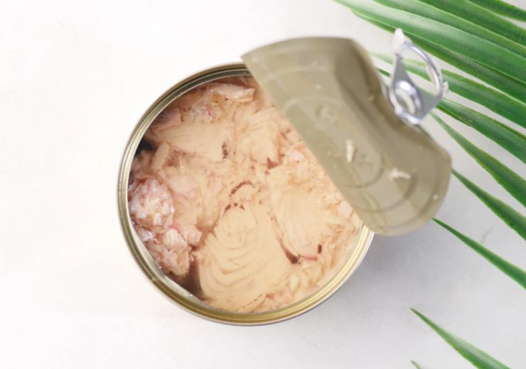 Mentre la pasta cuoce rosoliamo scaldiamo un cucchiaio di olio d’oliva in una padella antiaderente con il pizzico di aglio in polvere. Una volta caldo uniamo il tonno e lavoriamo con una forchetta per renderlo più cremoso