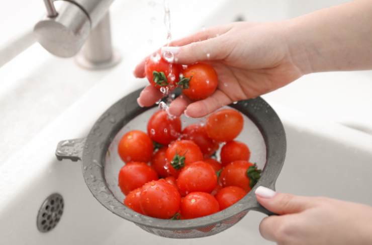 A parte tagliamo a pezzi o fettine la mozzarella, meglio del del giorno prima, o un altro formaggio dolce a nostro gusto. Assicuriamoci di sgocciolare per bene la mozzarella se dovesse essere fresca;