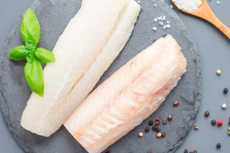 Intanto tagliamo il merluzzo a pezzetti e riversiamo in un frullatore, quindi tritiamo insieme all’aglio e agli aromi scelti, fino a ottenere un composto omogeneo;