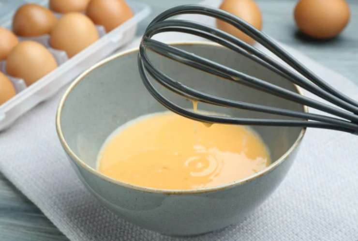 Passiamo ogni fetta di pomodoro prima nella farina bianca, spolveriamo via l’eccesso e immergiamo nell’uovo sbattuto. Infine rotoliamo nella farina di mais. Scaldiamo quindi l’olio di semi in una padella;