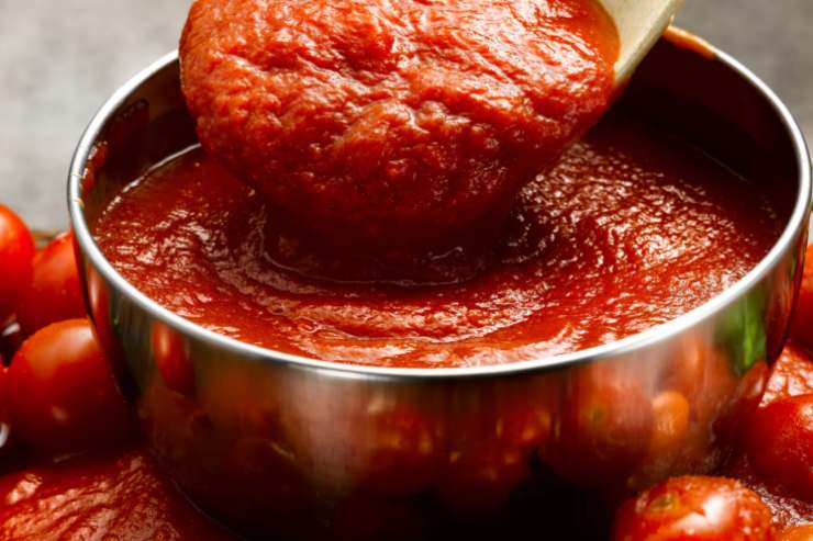 Lasciamo rosolare e dorare, quindi al tegame uniamo il sugo di pomodoro. Nella padella, invece, accorpiamo le salsicce private del budello e sbriciolate;