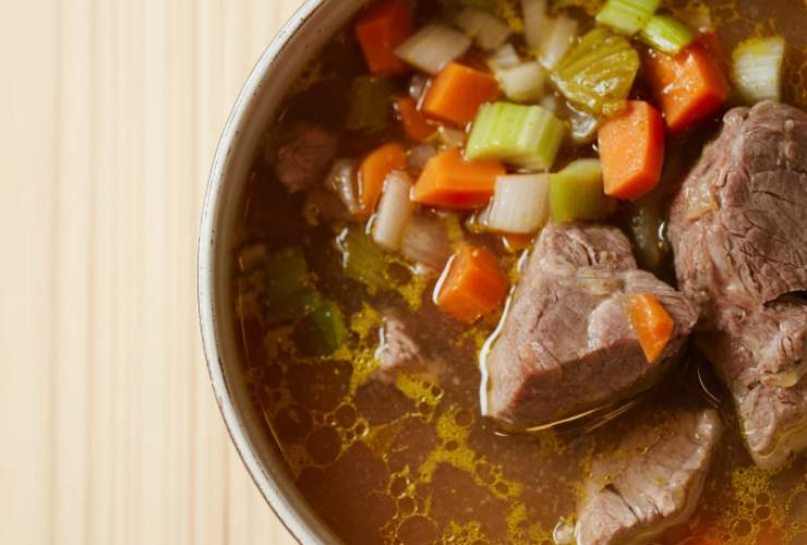 Andiamo ora a ricoprire la carne con il brodo caldo: il liquido dovrà superar di poco la carne. Copriamo con il coperchio e cuociamo a fiamma bassa per due o tre ore: il segreto per renderla tenerissima sta proprio nella cottura lunga e lenta. Rimescoliamo di tanto in tanto e aggiungiamo brodo bollente all’occorrenza;