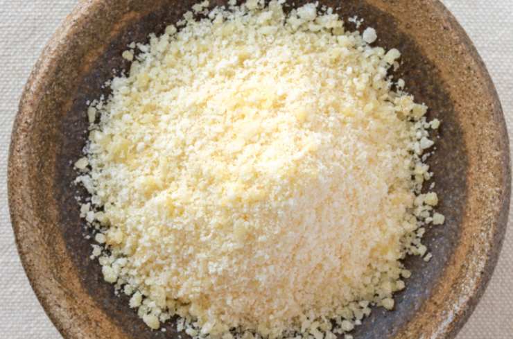 In un recipiente riversiamo il parmigiano grattugiato e uniamo gli aromi che preferiamo e, se di nostro gusto, un pizzico di pepe. In una seconda ciotola riversiamo la farina;