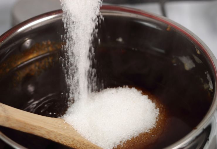 Mettiamo ora l’acqua in una ciotola e accorpiamo lo zucchero. Portiamo sul fuoco e lasciamo arrivare a bollore a fiamma dolce e poi accorpiamo le mele a pezzi. Cuociamo per un quarto d’ora, rimescolando di tanto in tanto, tenendo sempre la fiamma dolce;