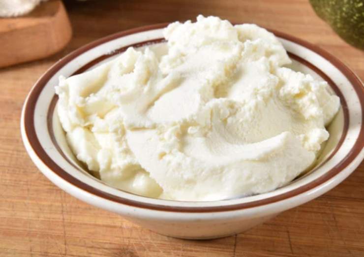 Intanto riversiamo la ricotta in una ciotola, condiamo con sale e aromi a scelta e lavoriamo con una forchetta per rendere cremosa. Riversiamo gli spinaci in un frullatore e riduciamoli in crema. Uniamo alla ricotta, amalgamando;