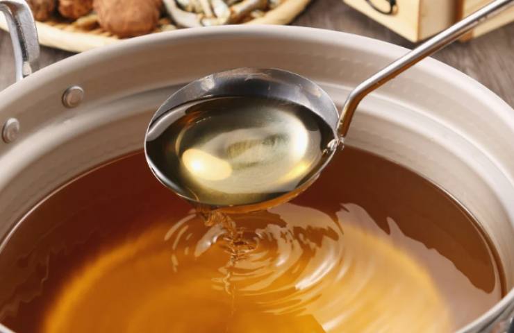 Spolverizziamo la farina direttamente sopra le cipolle e mescoliamo lasciandola tostare per un paio di minuti. Uniamo i primi coppini di brodo continuando a girare per evitare la formazione di grumi e lasciamo arrivare a bollore. Copriamo con un coperchio e facciamo cuocere un’altra mezz’ora, aggiungendo brodo se serve;