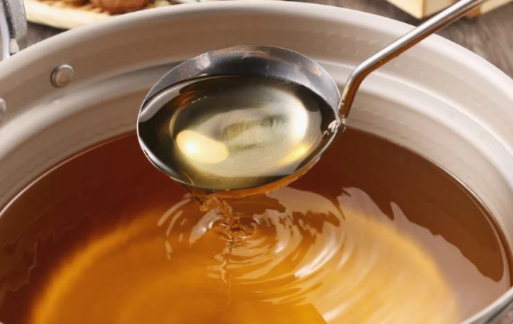 Quando la birra sarà quasi del tutto assorbita andiamo ad unire i primi coppini di brodo (che dovrà essere caldo) e copriamo con un coperchio. Lasciamo cuocere per il tempo necessario ad intenerire il riso, rimescolando di tanto in tanto e aggiungendo brodo quando serve;