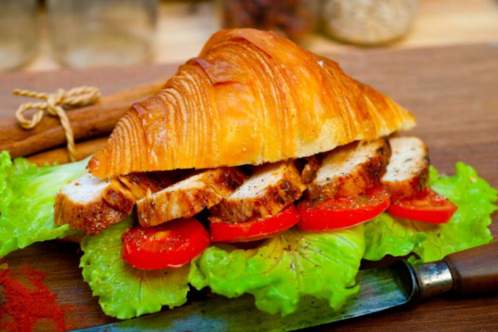 cornetto di pasta sfoglia dorato con ripieno salato