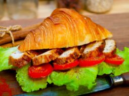 cornetto di pasta sfoglia dorato con ripieno salato