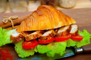 cornetti salati sfoglia cornetto di pasta sfoglia dorato con ripieno salato