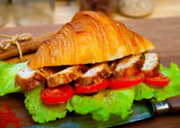 cornetto di pasta sfoglia dorato con ripieno salato