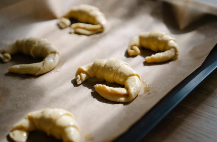 Adagiamo i cornetti su di una teglia da forno foderata e spennelliamo con le uova che avremo sbattuto con sale, pepe e parmigiano grattugiato, ma anche con aromi e spezie a nostro gusto;