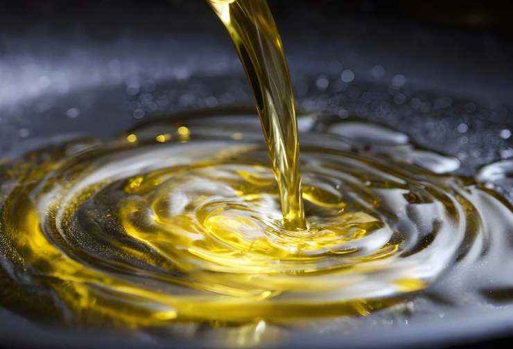 Prendiamo le fettine di melanzane e passiamola prima nella farina, quindi immergiamo nel composto di uova coprendo per bene e infine rotoliamo nel pangrattato. Scaldiamo l’olio per friggere in una padella antiaderente;