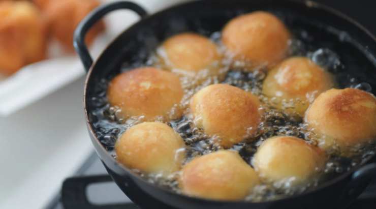 Accorpiamo quindi la farina setacciata e il lievito, poi la cannella e la vanillina, sempre mescolando col frullino;
