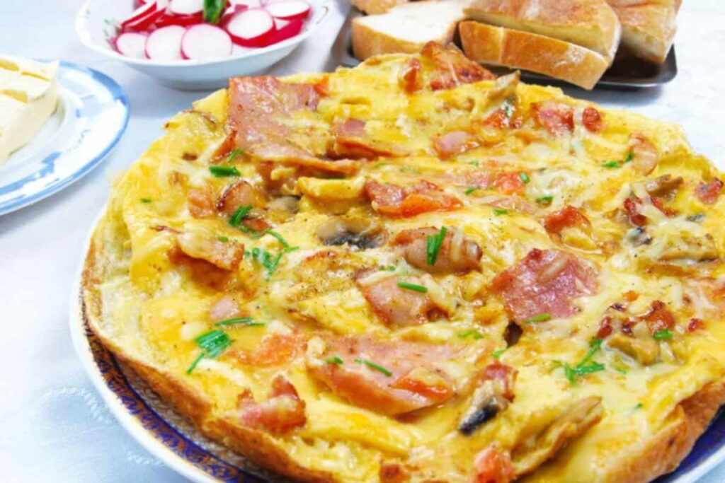 frittata con prosciutto e formaggio in un piatto