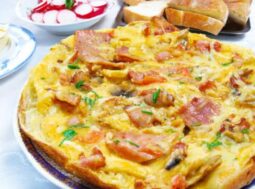 frittata con prosciutto e formaggio in un piatto