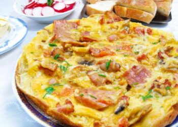 frittata con prosciutto e formaggio in un piatto