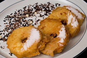 frittelle di ananas con zucchero a velo