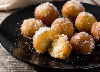 frittelle di arancia in piatto nero