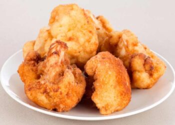 frittelle di cavolfiore in un piatto