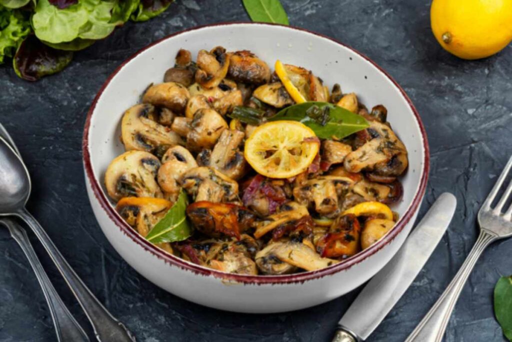 funghi dorati arrostiti conditi con olio e spezie