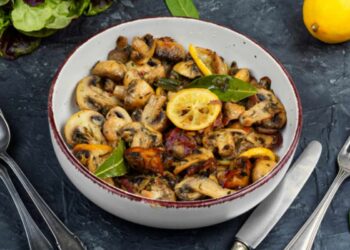 funghi dorati arrostiti conditi con olio e spezie