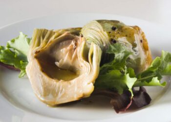 carciofi all'insalata in un piatto