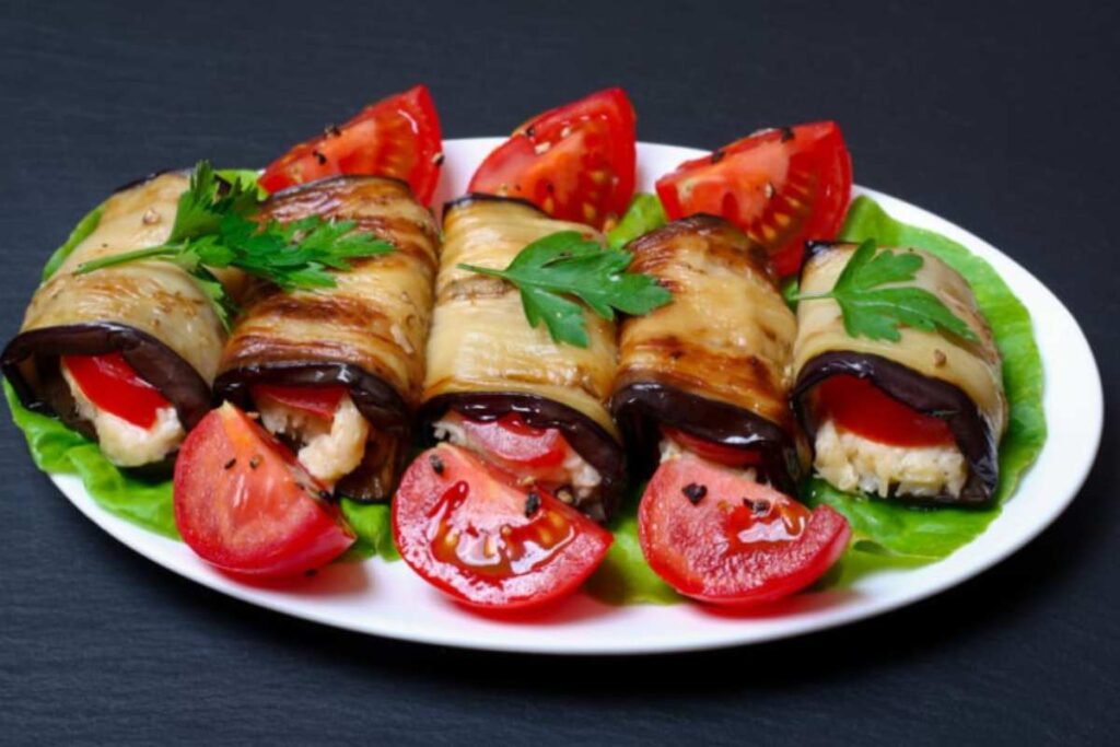 vassoio con involtini di melanzane