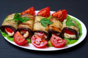 vassoio con involtini di melanzane