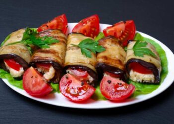 vassoio con involtini di melanzane