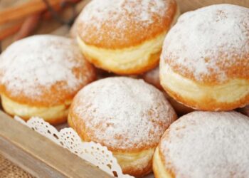 krapfen soffici con zucchero a velo