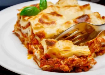lasagna senza pasa ricetta sarda della tardizione, lasagna morbida e sugosa con ragù