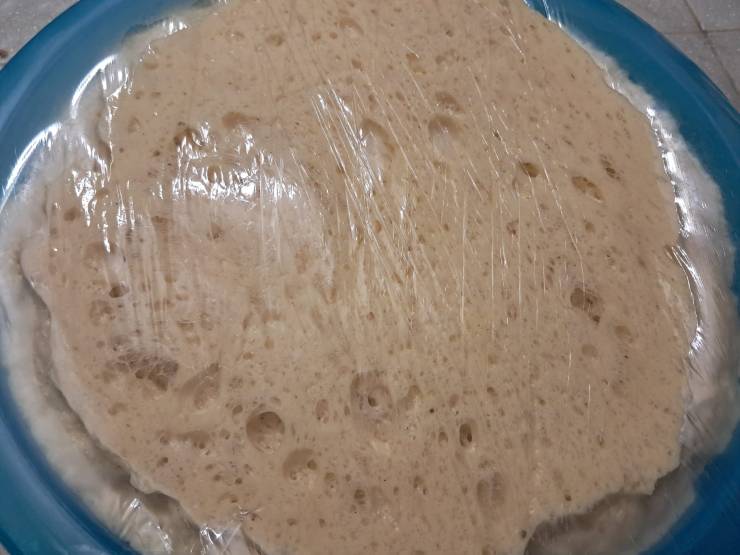 Mescolate molto bene fino ad ottenere un composto omogeneo. Incorporate ora le farine un paio di cucchiai alla volta, lavorate l’impasto a lungo finché diventa elastico, liscio e morbido. Trasferite il panetto in una ciotola, coprite con pellicola alimentare e lasciate lievitare in un luogo tiepido per circa 2 ore (fino al raddoppio).