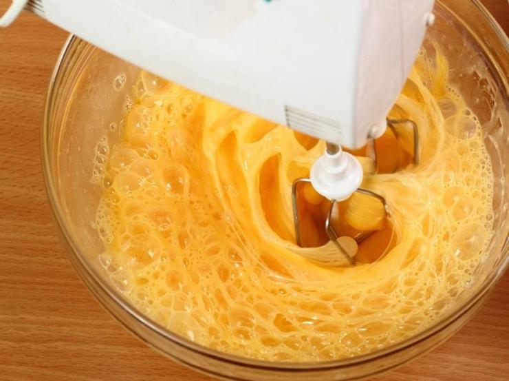 Mettete le uova e lo zucchero in planetaria: lavorate il composto per almeno 15-20 minuti a velocità media. Dovete ottenere una massa chiara, spumosa e che “scrive”: se smettete prima, avrete l’effetto frittata assicurato.Setacciate insieme farina e fecola ed aggiungetele al composto di uova poco alla volta. Mescolate a mano con una spatola, con movimenti circolari dal basso verso l’alto facendo attenzione a non smontare l’aria.