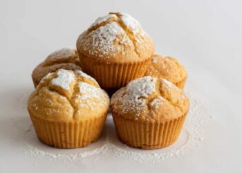 muffin dorati con zucchero a velo