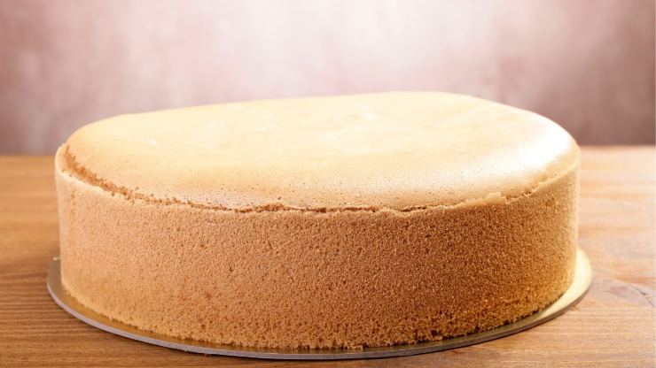 Infornate e cuocete per circa 30 minuti. Evitate assolutamente di aprire il forno prima che il tempo sia trascorso. Sfornate e lasciate raffreddare completamente prima di tagliare: la struttura si stabilizza a freddo. Ora potete usare il vostro perfetto Pan di Spagna per tutte le preparazioni che volete, compresa la Torta Mimosa!