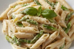 piatto di pasta con panna e asparagi